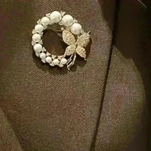 NWOT Beautiful Faux Pearl Round Brooch - Picture 2 of 5